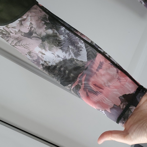 Olive green & floral print workout/yoga legging! - Picture 4 of 6